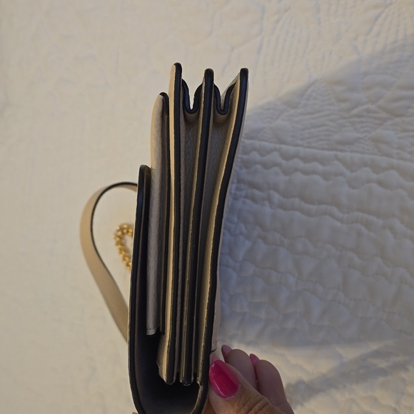 Coach Cream Shoulder Bag with Gold Chain - Picture 3 of 7